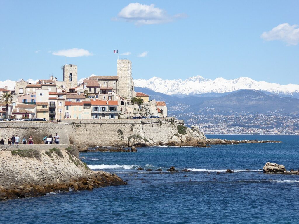 Altstadt von Antibes. Bild: Abxbay, Wikimedia Commons, CC BY-SA 4.0.