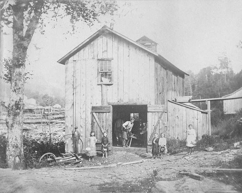 Historische Aufnahme einer Schmiedefamilie