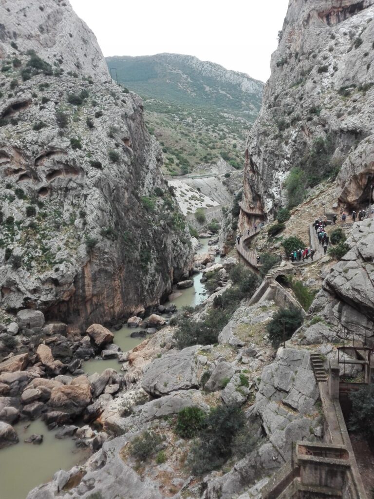 Hölzerne Planken des Caminito del Rey an der Felswand