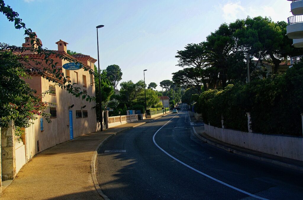 Blick über die Garoupe am Cap d’Antibes. Bild: Txllxt TxllxT, Wikimedia Commons, CC BY-SA 4.0.