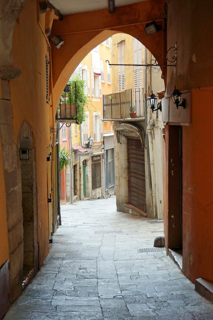 Altstadtgasse in Grasse. Bild: Dennis G. Jarvis, Wikimedia Commons, CC BY-SA 2.0.