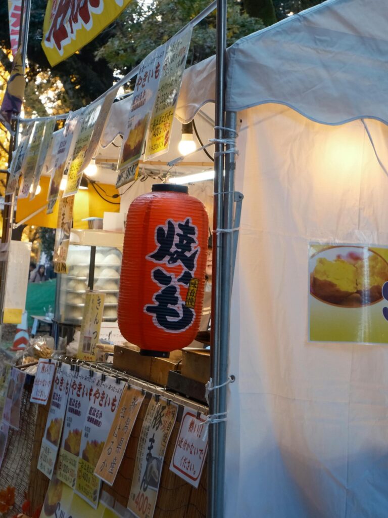 Rote japanische Papier-Laterne über einem Street-Food-Stand