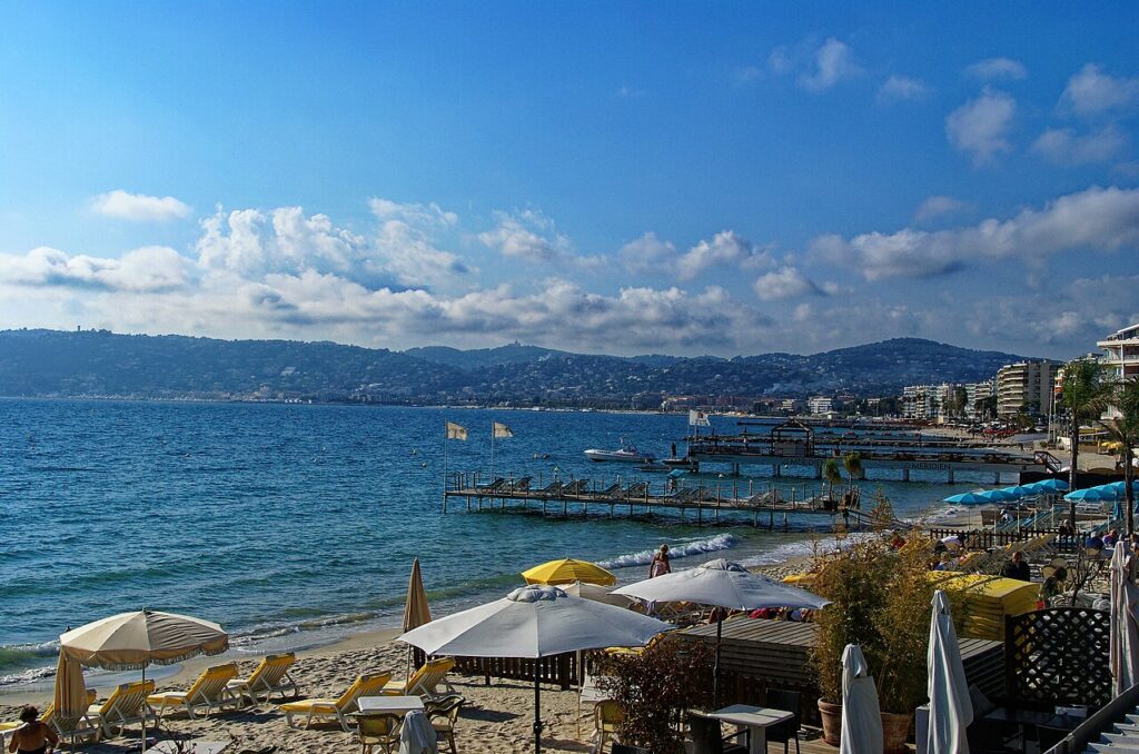 Promenade und Strand in Juan-les-Pins. Bild: Txllxt TxllxT, Wikimedia Commons, CC BY-SA 4.0.