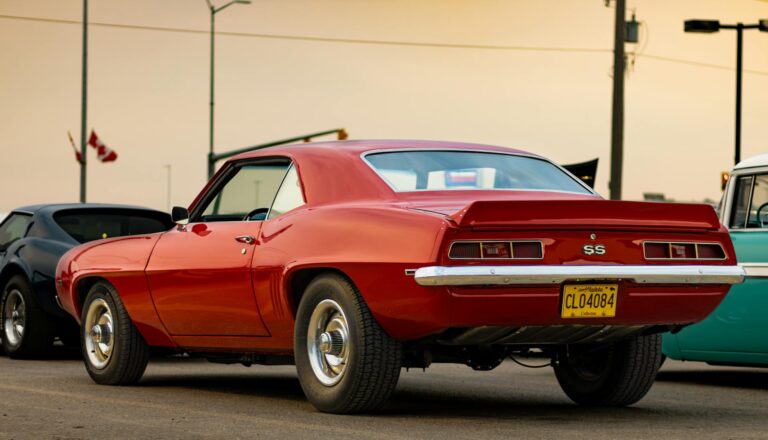 Roter Chevrolet Camaro SS an einem US-Classic-Car-Treffen