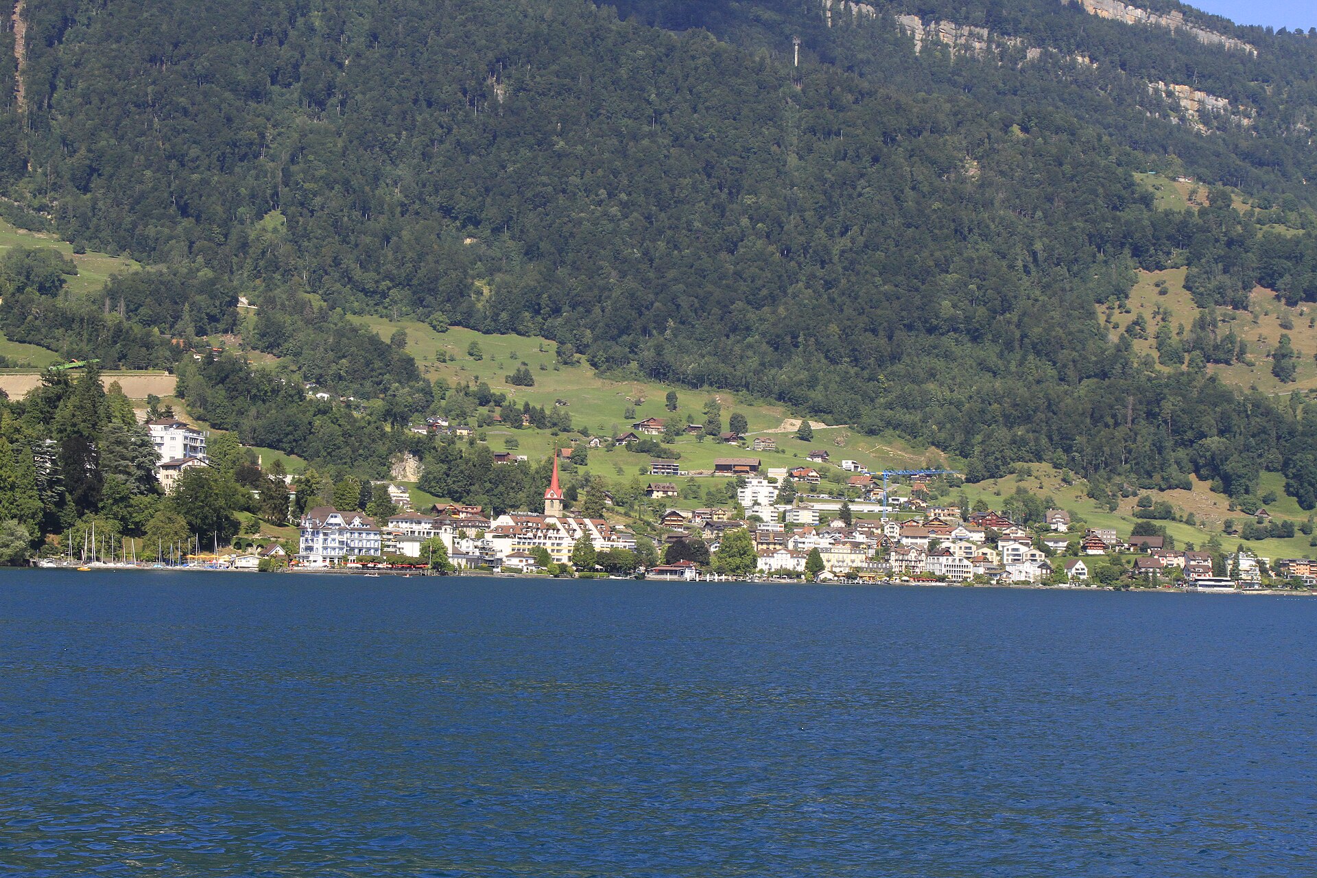 Weggis am Vierwaldstättersee. Bild: Paradise Chronicle, Wikimedia Commons, CC BY-SA 4.0.